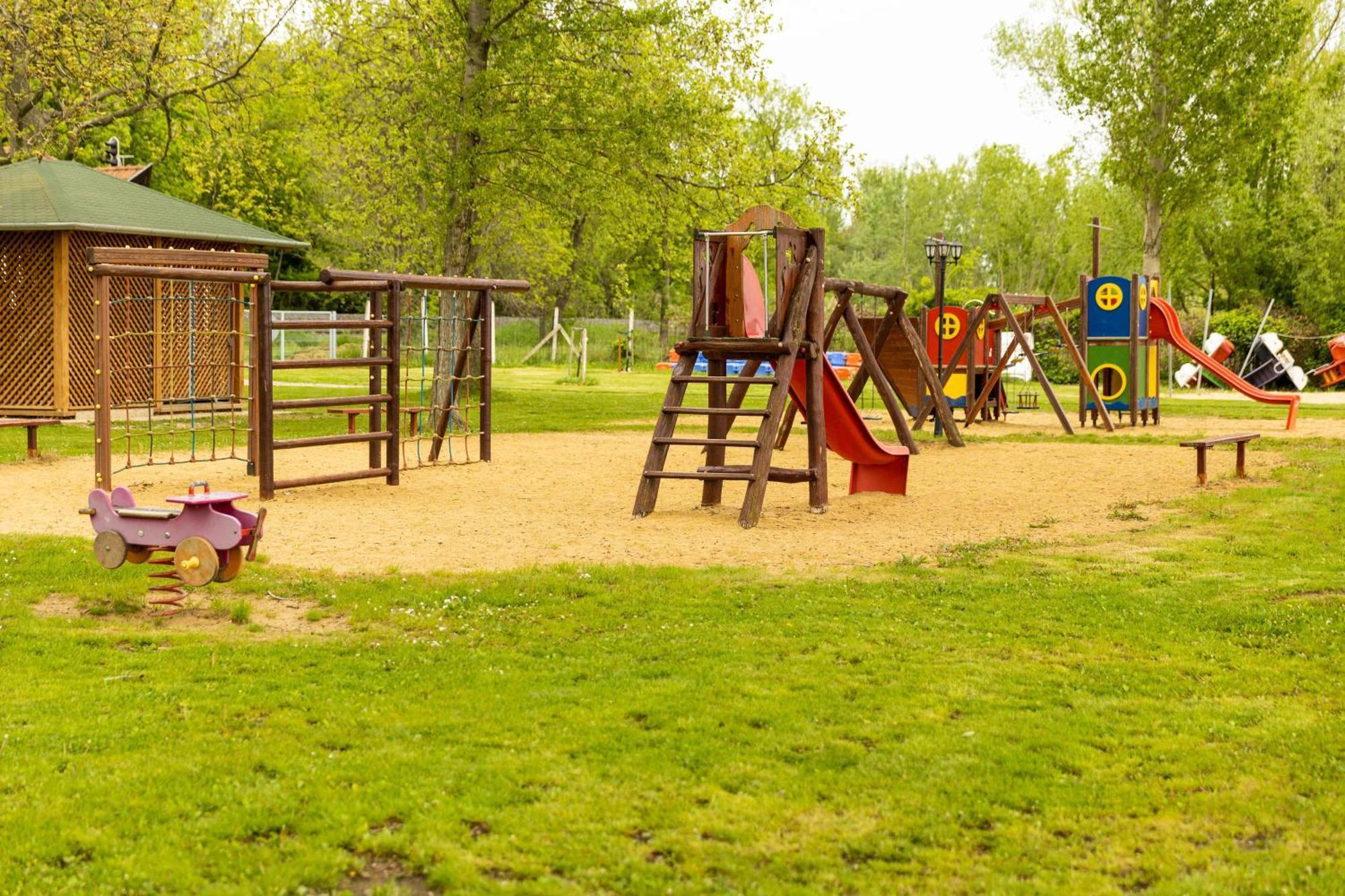 Gesztenye Nyaralopark Балатонудвари Экстерьер фото